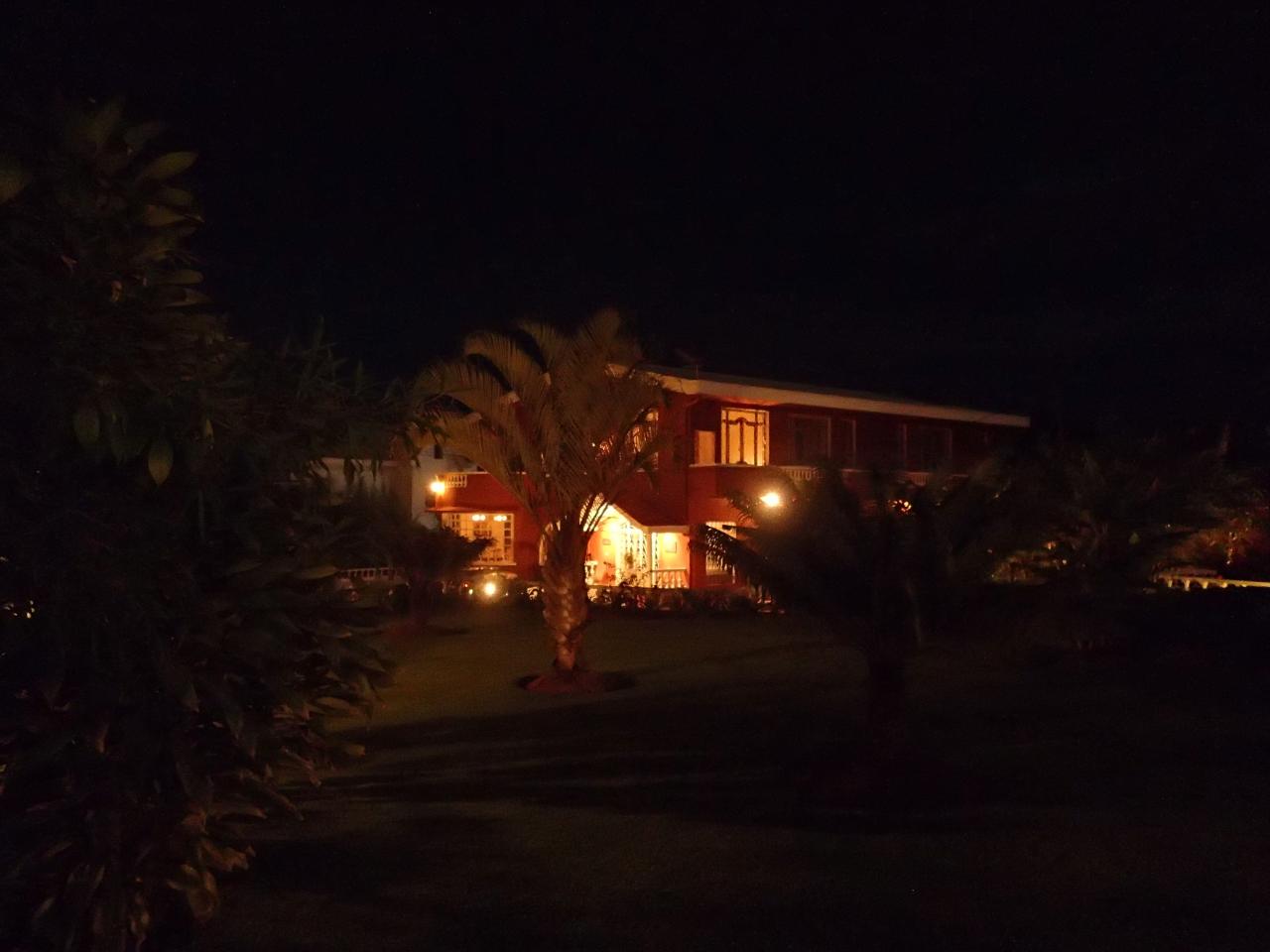 maison vue jardin nuit